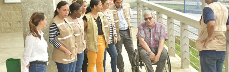 Ricardo Becerra Sáenz, asesor de diseño universal, accesibilidad y servicio incluyente del Ministerio de Transporte, y equipo social de Transcaribe S.A.